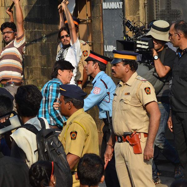 SRK spotted shooting for his forthcoming film Fan outside Mannat
