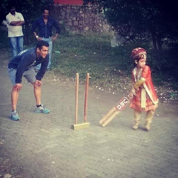 Salman Khan playing cricket with a kid