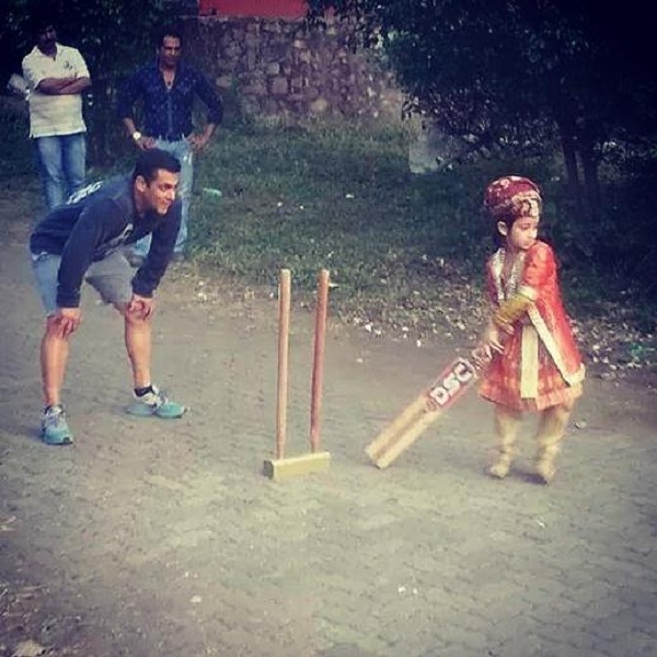 Salman Khan playing cricket with a kid