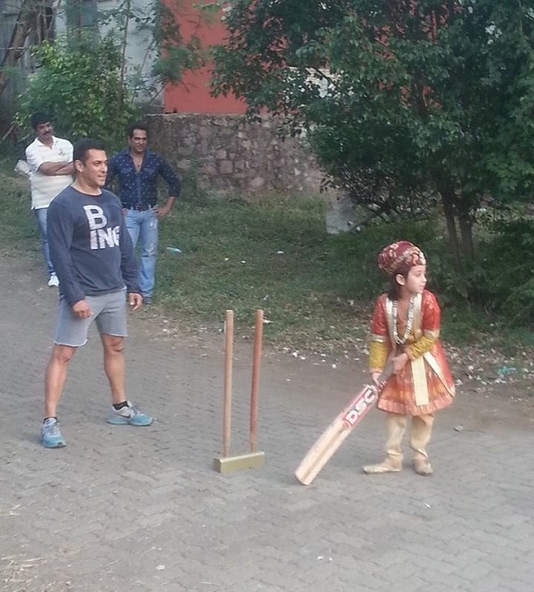 Salman Khan plays cricket on the sets of Prem Ratan Dhan Payo