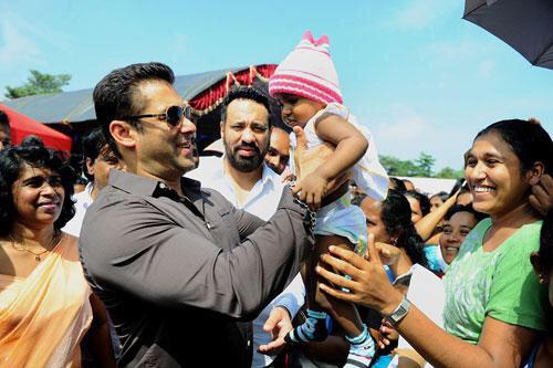 Salman Khan with a kid in Sri Lanka