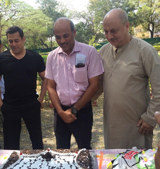 Salman Khan celebrated Sooraj R Barjatya's birthday on the sets of Prem Ratan Dhan Payo
