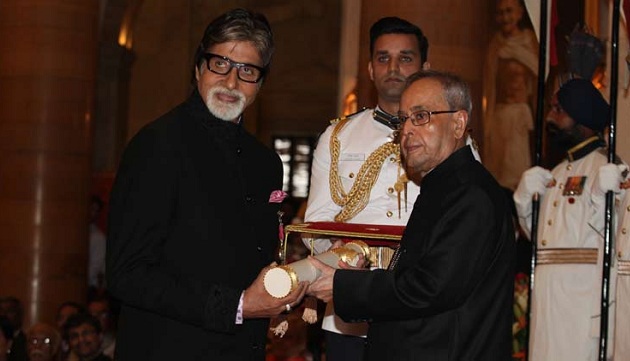 Amitabh Bachchan receiving Padma Vibhushan from President Pranab Mukherjee at Rashtrapati Bhawan