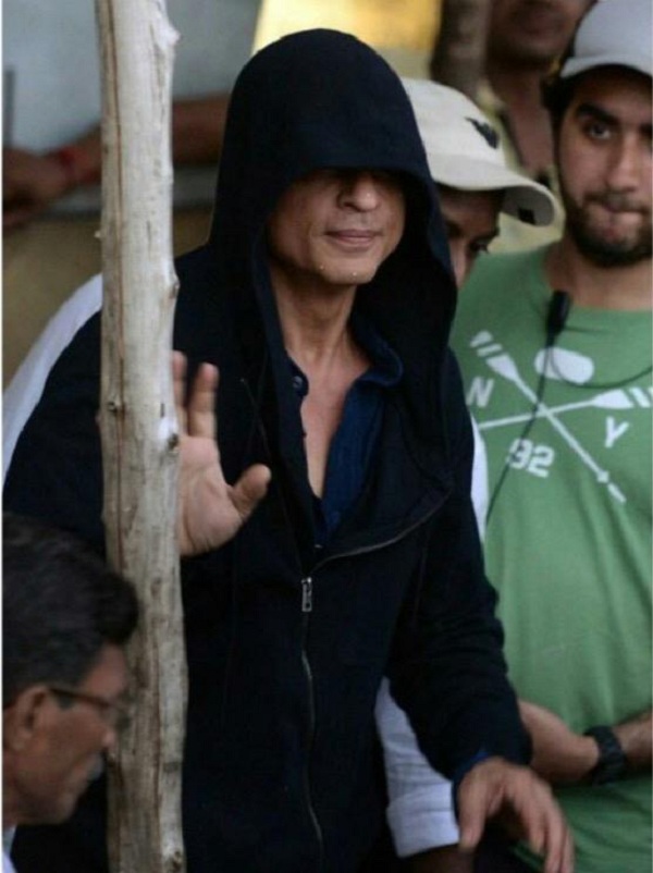 SRK Fan on location
