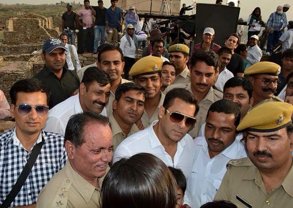 Salman Khan with fans at Chittorgarh Fort