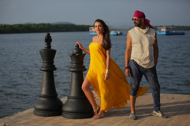 Amy Jackson, Akshay Kumar still from Singh Is Bling