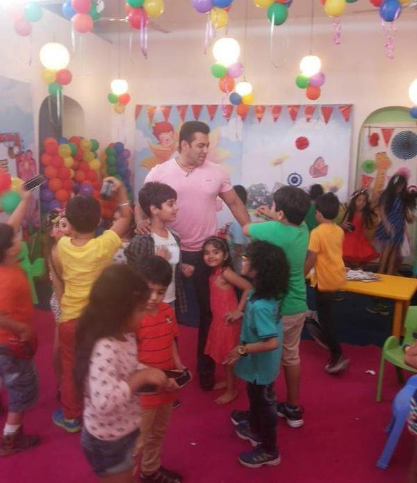 Salman Khan shooting a special promo of Bajrangi Bhaijaan with kids
