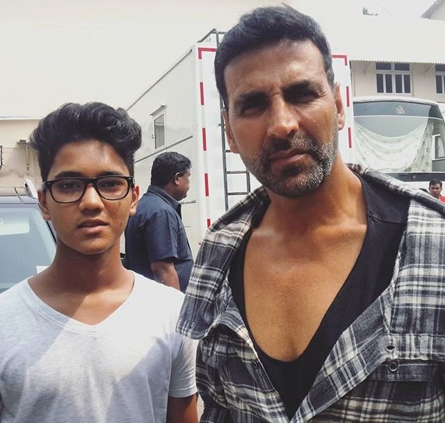 Akshay Kumar with a fan on the sets of Airlift