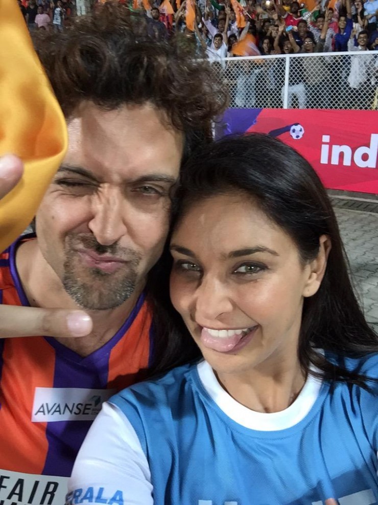 Hrithik Roshan with Lisa Ray at ISL match