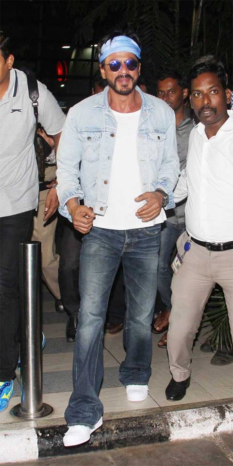 SRK Touches Down in Mumbai in Time for Gauri's Birthday