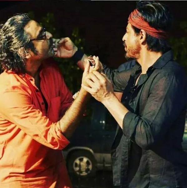 SRK celebrating the birthday of Avinash Gowariker on the sets of Dilwale