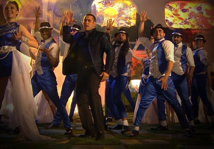 Salman Khan performs at Bigg Boss 9 premiere