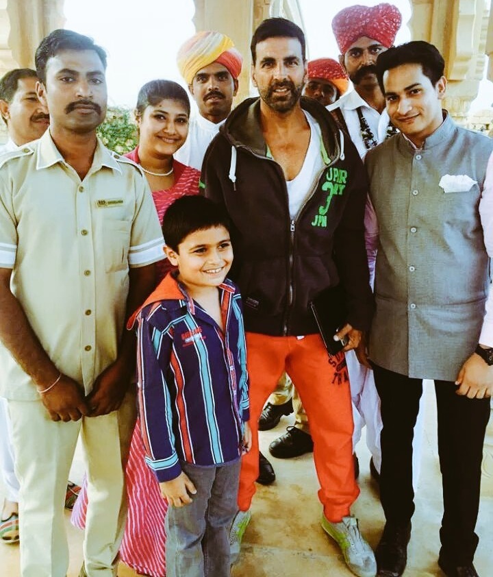 Akshay Kumar with fans on the sets of Airlift in Rajasthan