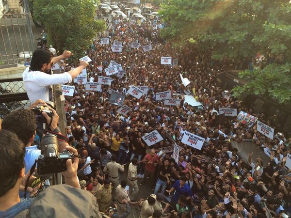 Fans celebrated SRK's birthday in Gaurav Style