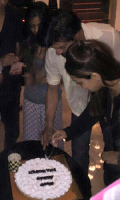 Gauri Khan shared the birthday picture of SRK and their kids