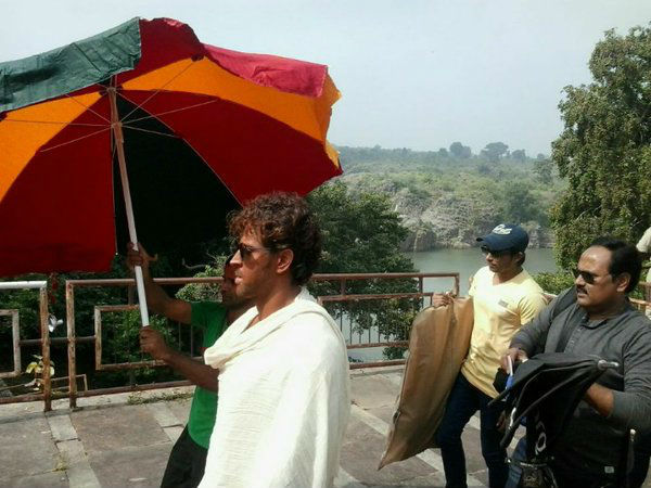 Hrithik Roshan spotted on the sets of Mohenjo Daro in Jabalpur