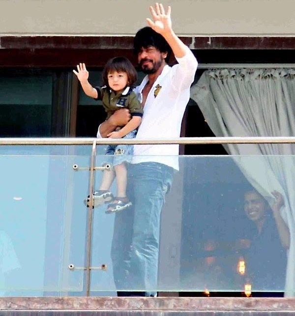 SRK greets his fans with AbRam on his 50th birthday