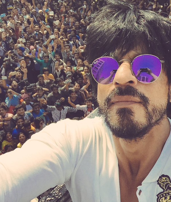 SRK's selfie with his gathered Fans outside Mannat
