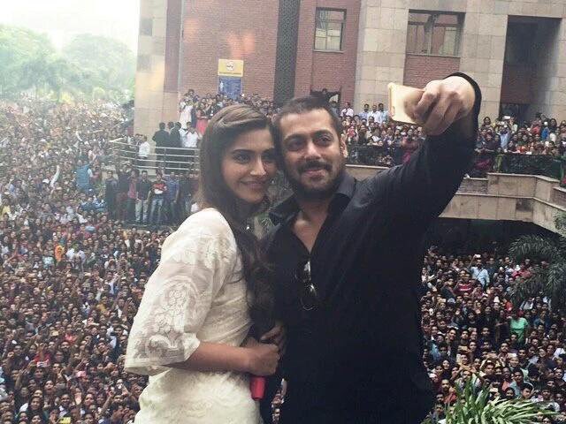 Salman Khan, Sonam Kapoor selfie with gathered fans at Delhi