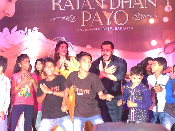 Salman Khan and Sonam Kapoor grooving on Prem Leela with the kids