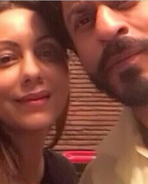 Selfie of Gauri Khan with SRK on his 50th Birthday