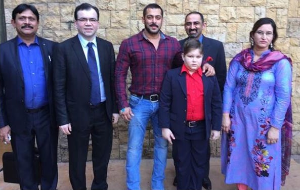 Salman Khan meets fan from Pakistan