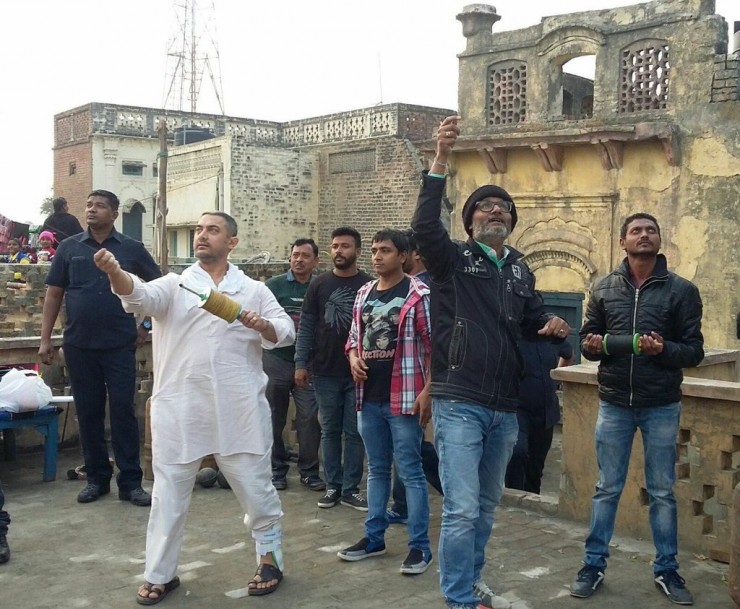 Aamir Khan celebrates Makar Sankranti with a cast around his left ankle