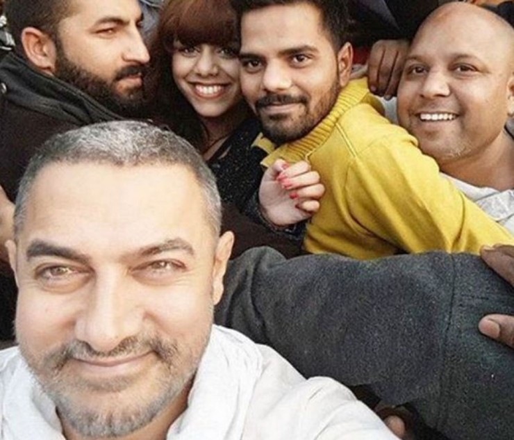 Aamir Khan with his fans in Ludhiana, on the sets of Dangal