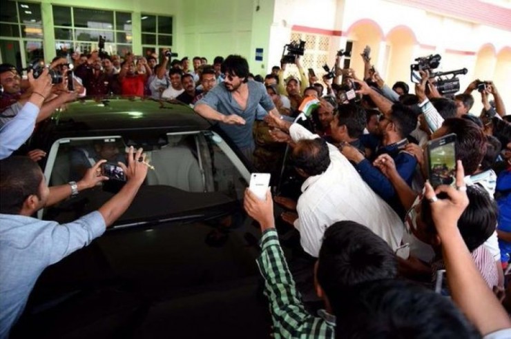 SRK at Bhuj Airport for Raees Shooting