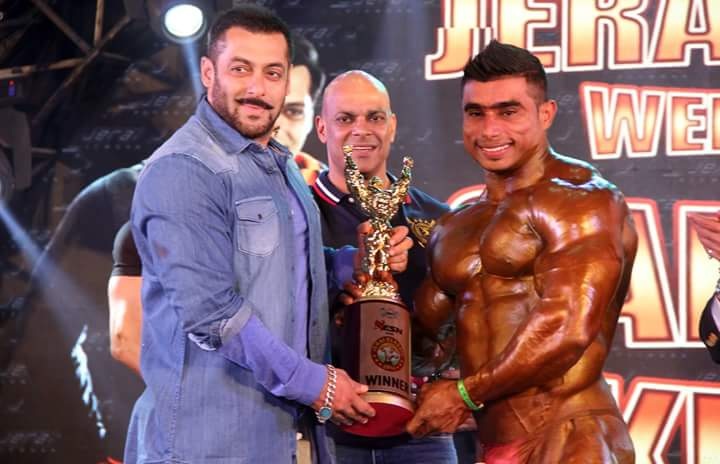 Salman Khan awarding the winner Prashant Salunkhe