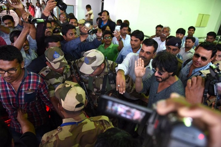 Shahrukh Khan with media at Bhuj airport