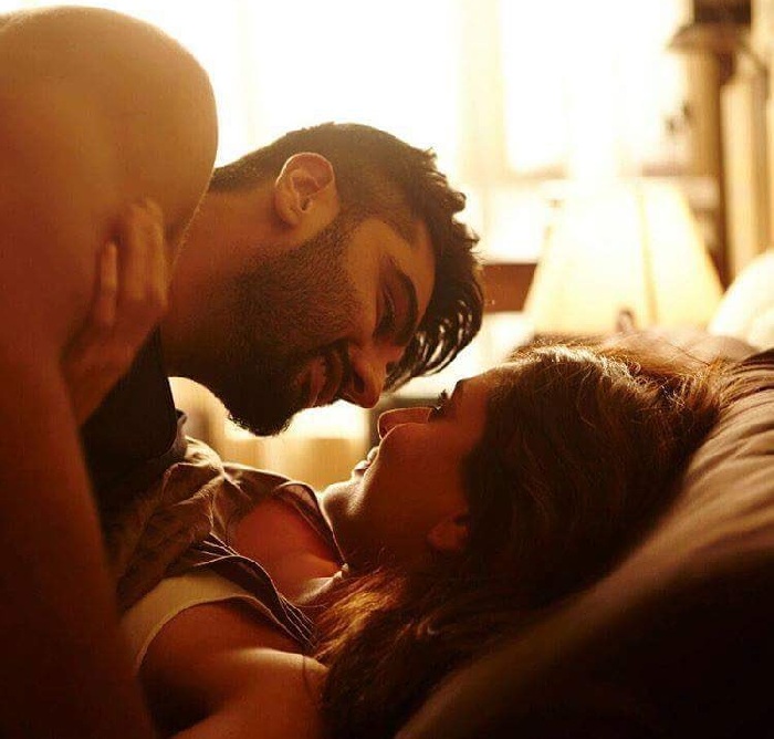 Arjun and Kareena Kapoor Hot Still - Ji Huzoori
