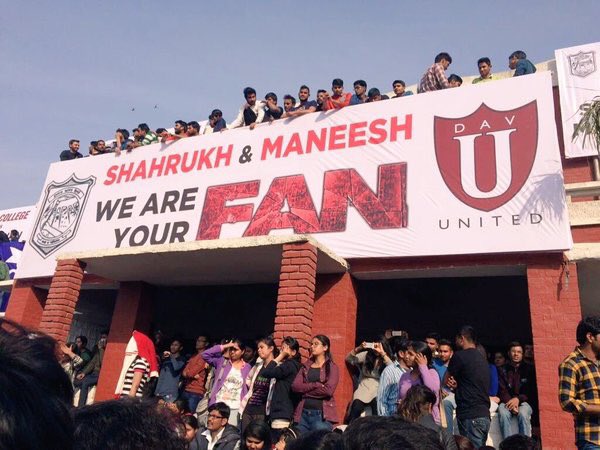 SRK's fans banner at Fan Anthem launch