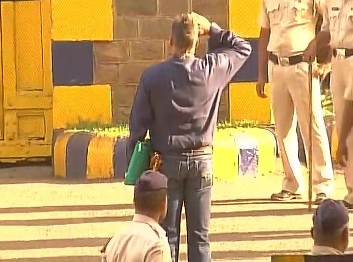 Sanjay Dutt salutes Yerwada jail on his release