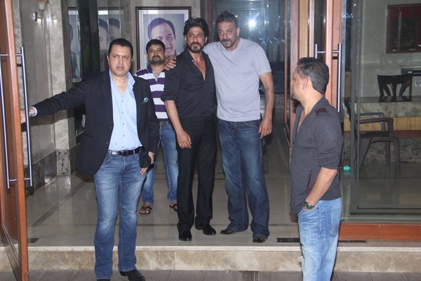 Shah Rukh Khan meet Sanjay Dutt at his residence in Bandra