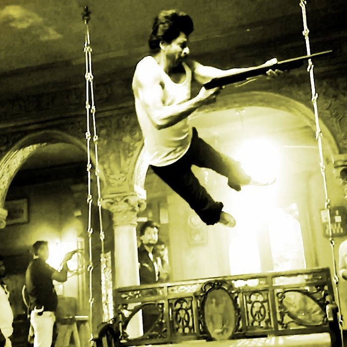SRK performs action stunt for Raees without harness