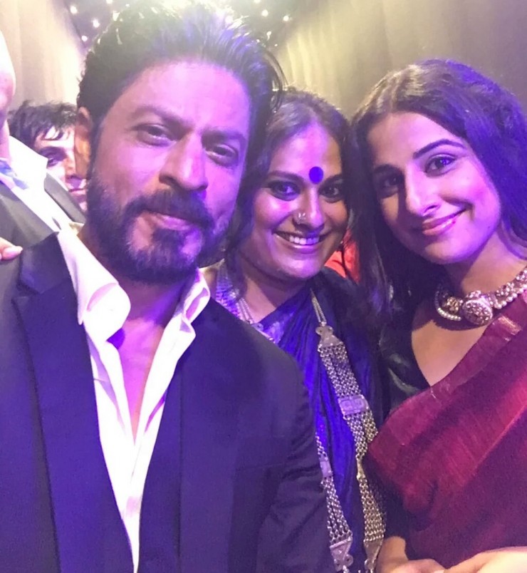 Shahrukh Khan selfie with Vidya Balan at Mirchi Music Awards