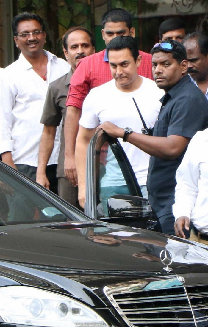 Aamir Khan Meets Dilip Kumar at Lilavati Hospital