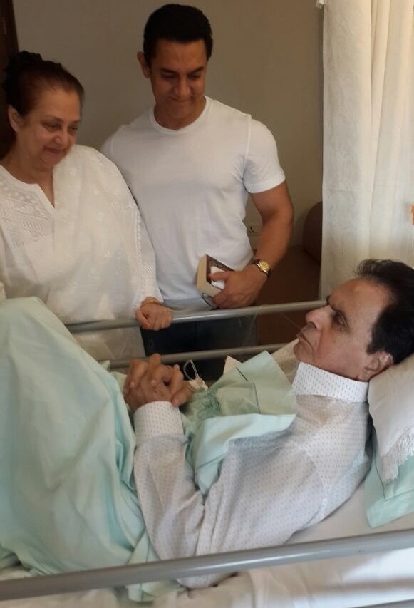 Aamir Khan with Dilip Kumar at Lilavati Hospital