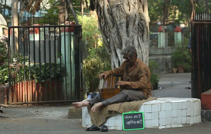 Sonu Nigam goes unrecognised as old street musician