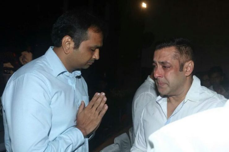 Salman Khan seen in tears at prayer meet 
