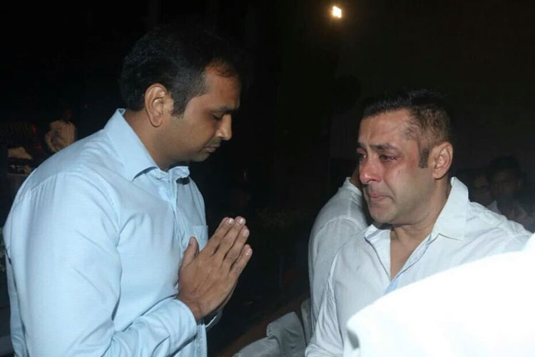 Salman Khan breaks down at Rajjat Barjatyas Prayer Meet