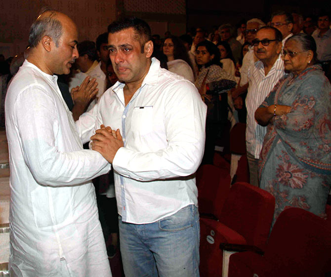 Salman Khan breaks down at Rajjat Barjatya’s Prayer Meet