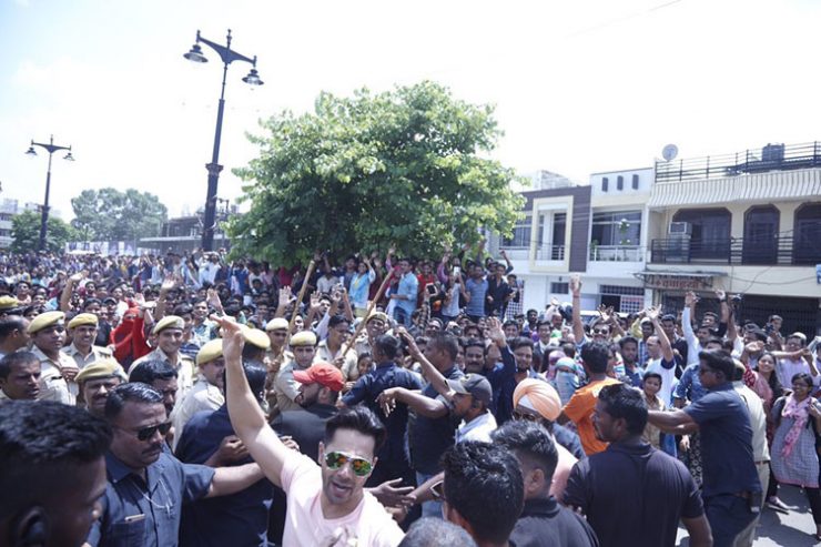 Crowd goes crazy in Kota for Varun Dhawan