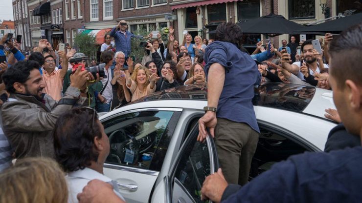 SRK mobbed by many fans in Amsterdam