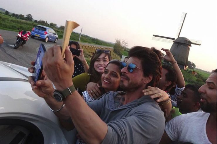 Shahrukh Khan Selfie with Fans