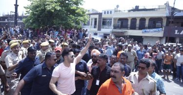 Varun Dhawan waves out to his fans
