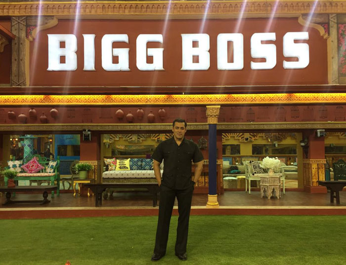 Salman Khan visits Bigg Boss 10 house