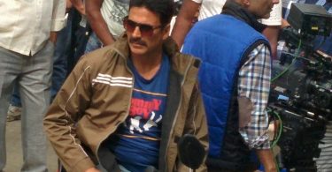 Akshay Kumar surrounded by fans in Mathura