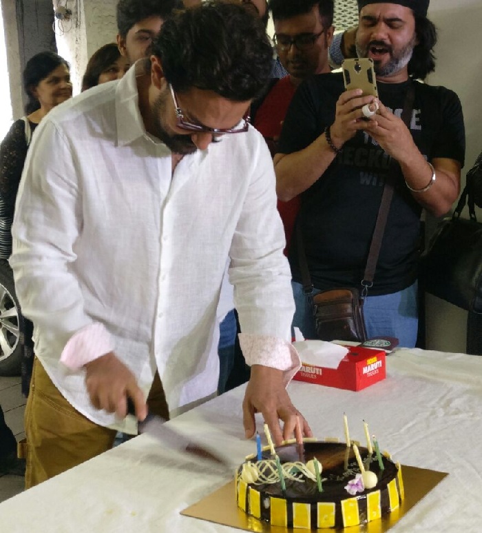 Aamir Khan cuts his 52 birthday cake